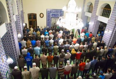 Cовершать молитвы в мечети — это крайне вознаграждаемое деяние