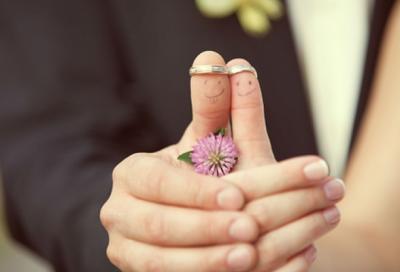 Тесная связь между супругами — один из знаменательнейших знаков Аллаха