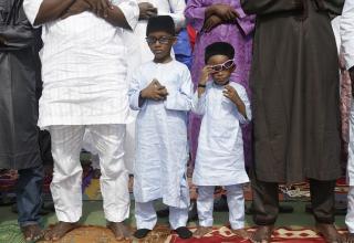 Лагос, Нигерия. Дети участвуют в намазе Ид аль-Фитр