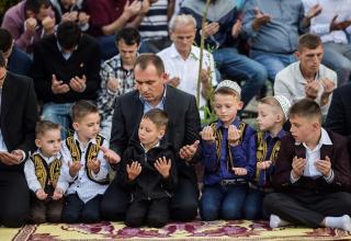 Приштина, Косово. Мусульманские дети во время намаза ид аль-фитр перед мечетью Султан Мехмет Фатих