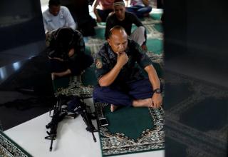 Марави, Филиппины. Полицейский совершает ид-намаз в мечети в одном из госучреждений