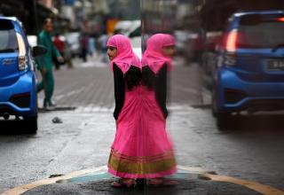 Куала-Лумпур, Малайзия. Девочка выходит из мечети после Ид-намаза