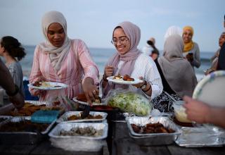 Нью-Джерси, США. Мусульманки во время последнего ифтара перед Ид аль-Фитром