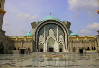 Двор мечети Вилаят-Персекутуан (мечеть Федеральной территории), Куала-Лумпур, Малайзия