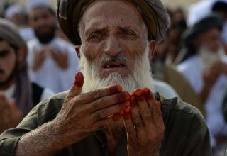 Джалалабад, Афганистан. Старик возносит молитву в начале Ид аль-Фитра