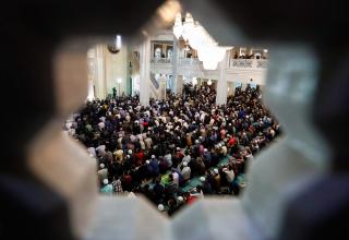 Москва, Россия. Намаз в соборной мечети