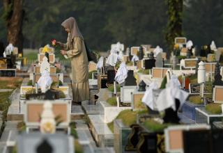 Сингапур. Женщина пришла на кладбище