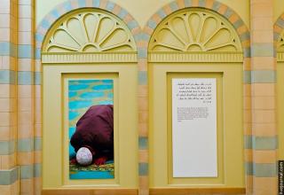 Напротив галереи исламской веры в нишах выставлены фотографии и тексты из Корана
