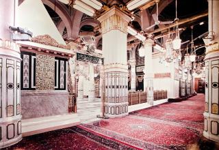 Современный вид. За столетия Запретная мечеть была много раз перестроена, сейчас в ней 48 входов, одновременно помещается около миллиона человек