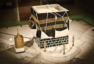Макеты Запретной мечети и Каабы