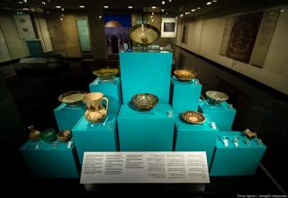 В выставочных нишах за стеклом расположены сотни объектов наследия исламской культуры
