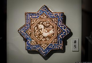 В залах находится большое количество элементов для украшений с изображенными на них животными и людьми (Иран, XIV век)