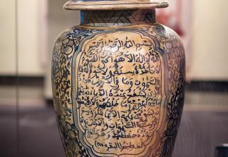 Арабская ваза, произведенная на экспорт в Китае в конце XIX века