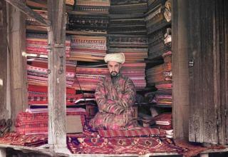 Торговец тканями в своей лавке в Самарканде (современный Узбекистан)