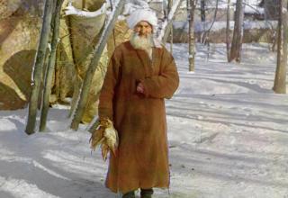 Старик с птицами в руках на снегу