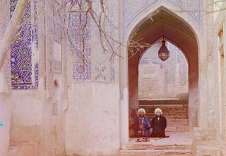 Двое мужчин в мечети в Самарканде (современный Узбекистан)