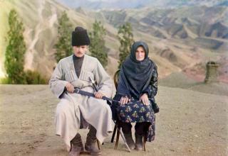 Дагестанские мужчина и женщина. Мужчина держит кинжал