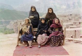 Группа дагестанских женщин в традиционной одежде