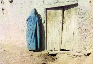 Женщина из сартов в чадре, Самарканд (современный Узбекистан). До революции 1917 года сартами называли оседлых узбеков, живущих в Казахстане