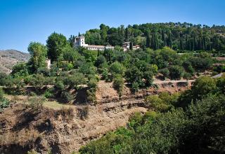 На соседнем холме, рядом с Альгамброй, расположена летняя резиденция мавританских властителей Гранады — Хенералифе (Верхний сад)