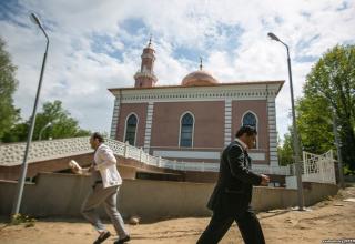 Новая мечеть построена по образцу старой минской мечети, однако новая гораздо больше. Ее минарет возвышается на 36 метров