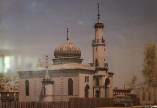 Старая каменная мечеть была открыта в 1902 г. С 1936 по 1941 гг. в мечети была пищевая база. В войну там еще проводились богослужения. В 1949 г. ее окончательно закрыли, а в 1962-м снесли