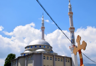 Крест на фоне мечети, Албания