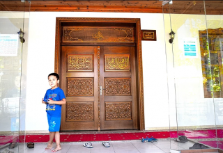 Мальчик у входа в мечеть, Шкодер