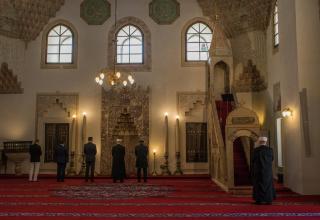 Сараево. Молитва в пустующей мечети Гази Хусрев-бей