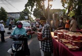 Джокьякарта. Раздача еды индонезийцам на ифтар