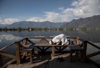 Шринагар. Молитва на берегу озера Дал в Кашмире