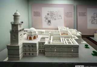 Одна из стен зала посвящена архитектуре, представлено около десятка макетов различных сооружений, например, больница султана Калауна в Каире (1280 год, снесена в 1910 году)