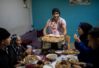Амина Танатра, мать восьми детей, готовится к разговению с семьей (Западный берег, Палестина)