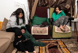 Четыре дочери Ханади Кобари проводят Рамадан в этом году дома со своей матерью