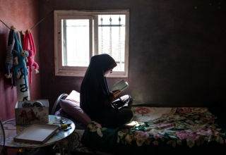 23-летняя дочь Танатры, Джехан, отдыхает от приготовления пищи для ифтара, читая Коран.