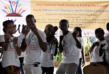 Гамбия: молодежь вооружают религиозными аргументами против женского обрезания
