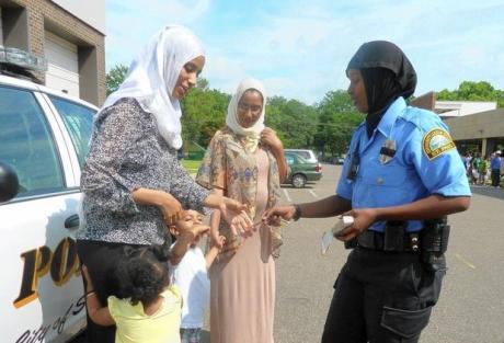 Первая в Сент-Поле сомалийка-полицейский встречает как критику, так и поддержку