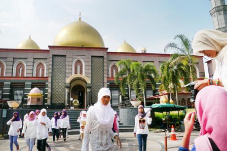 Мечеть в пригороде Джакарты привлекает золотом своих куполов