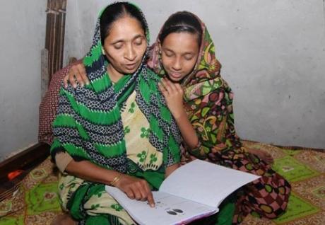 Дети Бангладеш борются с неграмотностью матерей