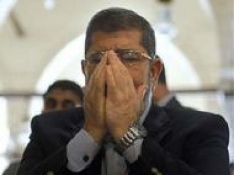 Первую ночь в тюрьме Мурси молился и читал Коран