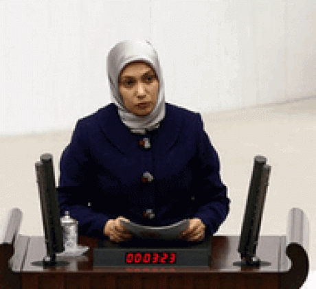 Впервые депутат в хиджабе выступила в турецком парламенте