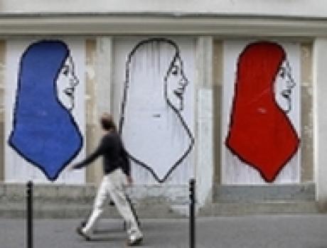 Францию призвали разрешить в школах хиджаб и арабский язык