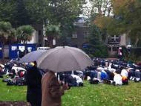 Студенты провели пятничную молитву под дождем