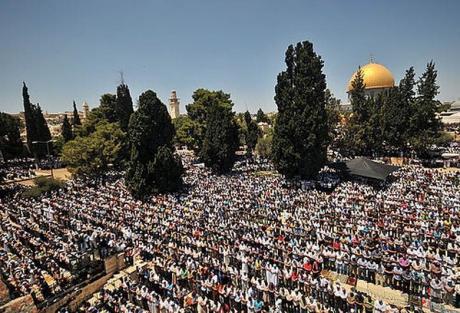 Во вторую пятницу рамадана в аль-Аксе молилось 200 тысяч палестинцев