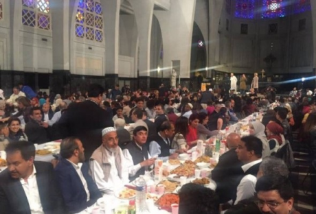 В Бельгии христиане организовали ифтар для мусульман прямо в церкви