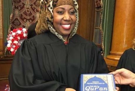 США: Мусульманка присягнула в качестве судьи на Коране