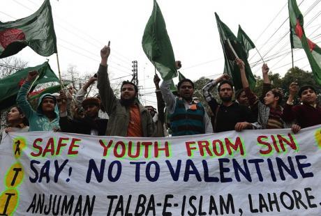 Мусульмане стремятся защитить исламские ценности в «день влюбленных»