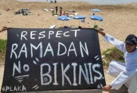 Марокканские серфингисты просят передышки от бикини на время Рамадана