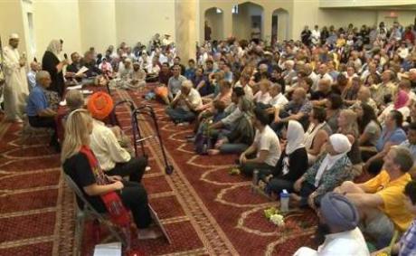 Мечеть, ставшую мишенью антиисламских протестов, поддержала вся община