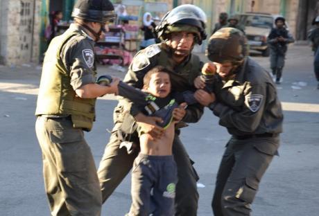 Израильские военные безнаказанно арестовывают и убивают палестинских детей